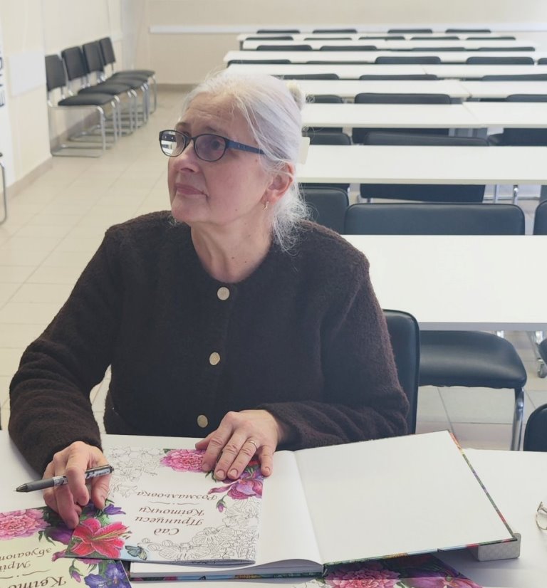 Оксана Данилицька підписує книги студентам